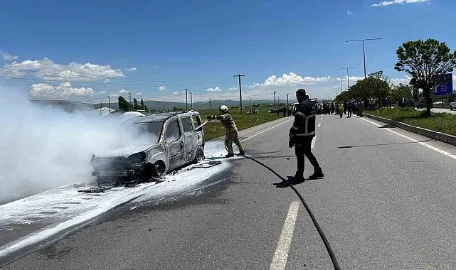 Muş'ta seyir halindeki araç alev alev yandı