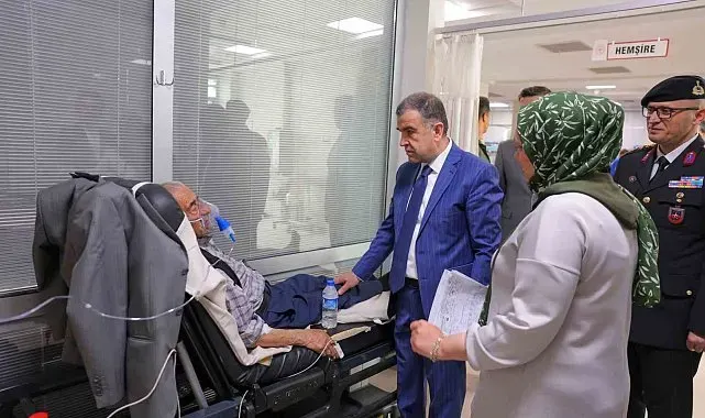 Bayburt'ta sağlık çalışanları ve hastalarla bayramlaşıldı