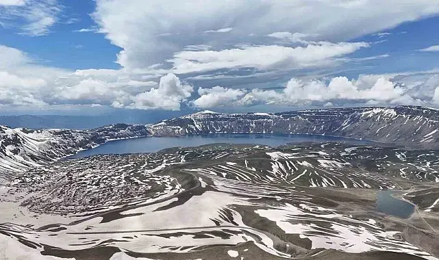 İki mevsimin bir arada yaşandığı Nemrut Krateri havadan görüntülendi