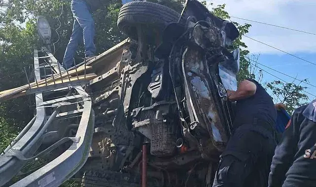 Elektrik direğine çarpan hafif ticari araç devrildi: 2 yaralı