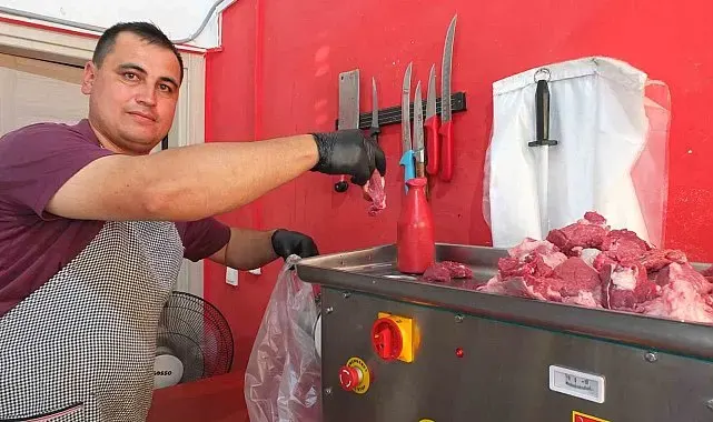 Burhaniye'de kasapların kıyma mesaisi devam ediyor