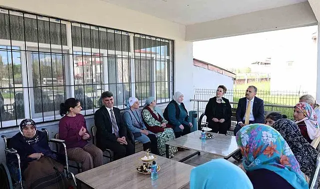 Ağrı Valisi Bozkurt'tan bayramda şehit aileleri, gazi, çocuklar ve huzurevi sakinlerine ziyaret