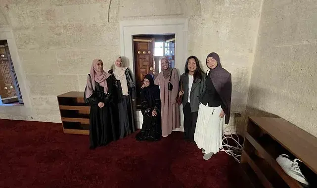 Memleketlerinden kilometrelerce uzakta Selimiye Camii'nde bayramlaşma coşkusu