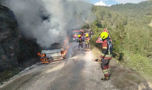 Dursunbey'de araç yangını ormana sıçradı