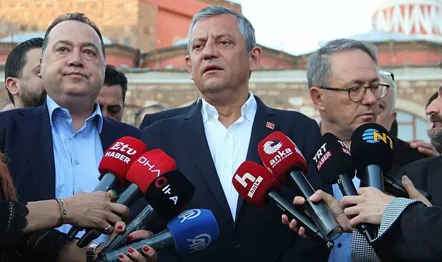 Özgür Özel bayram namazını memleketi Manisa'da kıldı