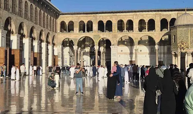 Suriye'de binlerce kişi tarihi Emevi Camii'nde bayram namazı kıldı