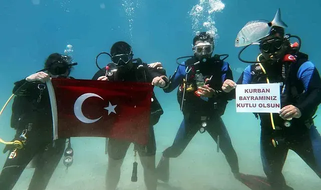 Fethiye'de dalgıçlardan 'ıslak' bayram kutlaması