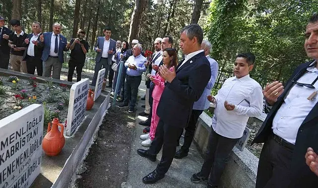 Özgür Özel Manisa'da şehitlik ve Ferdi Zeyrek'in mezarını ziyaret etti