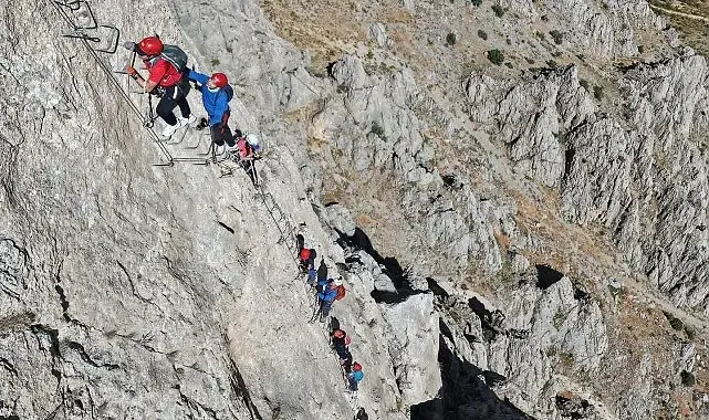 Türkiye'de tek Kemaliye'de bulunan "Via Ferrata" parkuru adrenalin tutkunlarının rotası oldu