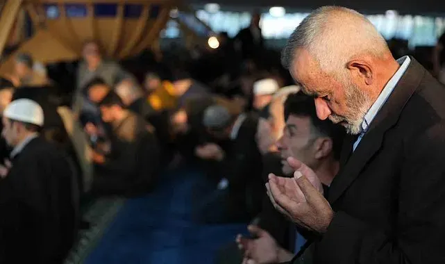 Erzincan'da vatandaşlar bayram namazı için camilere akın etti