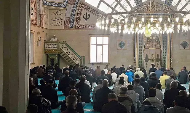 Selendi'de bayram namazında camiler doldu