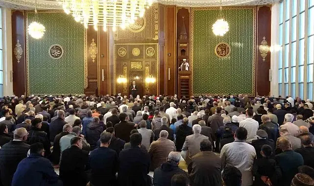 Malatya'da vatandaşlar bayram namazı için camilere akın etti