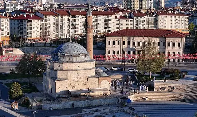 Yöresel kıyafetleriyle tarihi camide bayram namazı kıldılar