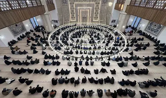 Kars'ta bayram namazında camiler doldu taştı