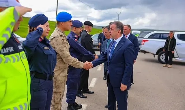 Bayburt'ta bayram görevindeki güvenlik personeliyle bayramlaşıldı