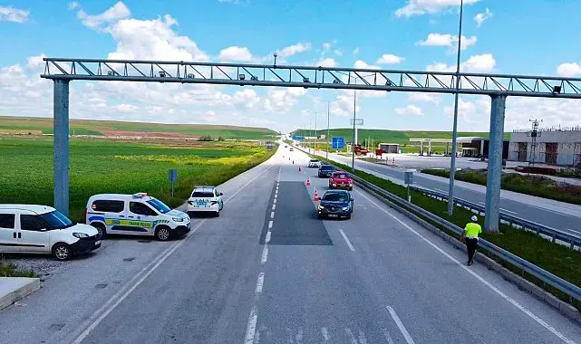 Çorum'da bayram tatili için yola çıkan sürücülere leblebi ikramı