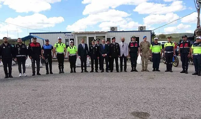 Yozgat Valisi Mehmet Ali Özkan, şehitlik ve uygulama noktasında bayramlaştı