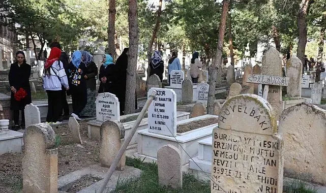 Terzibaba Mezarlığı'nda arife günü yoğunluğu