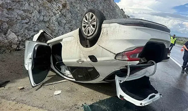 Takla atıp refüje giren otomobilde 4 kişi yaralandı