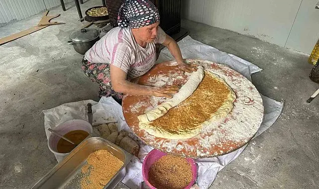 Bayrama özel köylerde taş fırınlarda pişen "bayram çöreği" yok satıyor