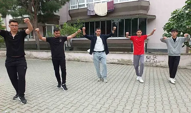 Burhaniyeli gençler gösterilere hazırlanıyorlar