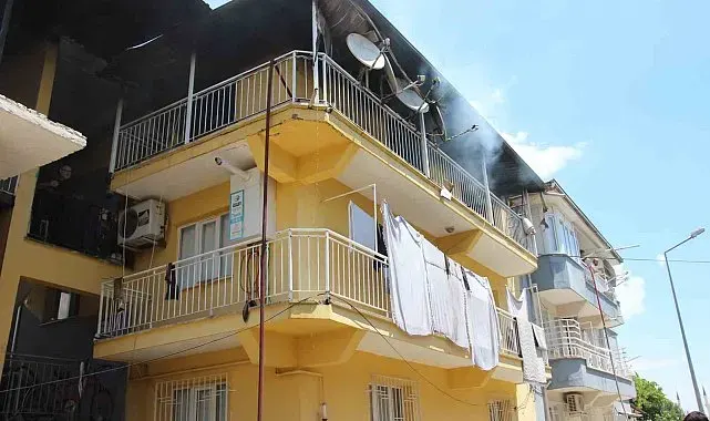 Çatı katında çıkan yangında 3 bina zarar gördü