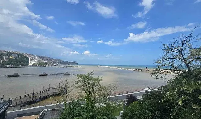 Zonguldak Limanı yağışların ardından sarıya büründü