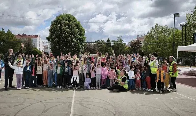 Eskişehir'de hayırseverlerden 300 çocuğa bayramlık hediyesi