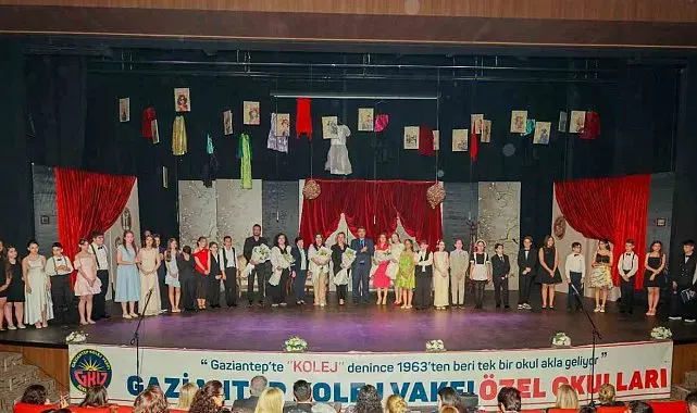 GKV'li öğrencilerden dev prodüksiyon: "Lüküs Hayat" ayakta alkışlandı
