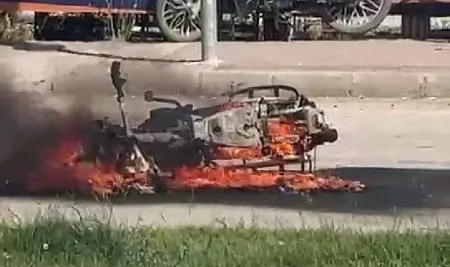 Alev alan motosiklet hurdaya döndü