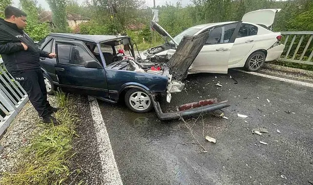 Otomobillerinin kafa kafaya çarpıştığı kazada 4 kişi yaralandı