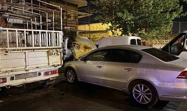 Kayseri'de yolda arızalanan otomobil sanayide alev aldı