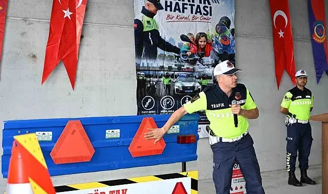Demirci'de traktör sürücülerine reflektör dağıtımı yapıldı