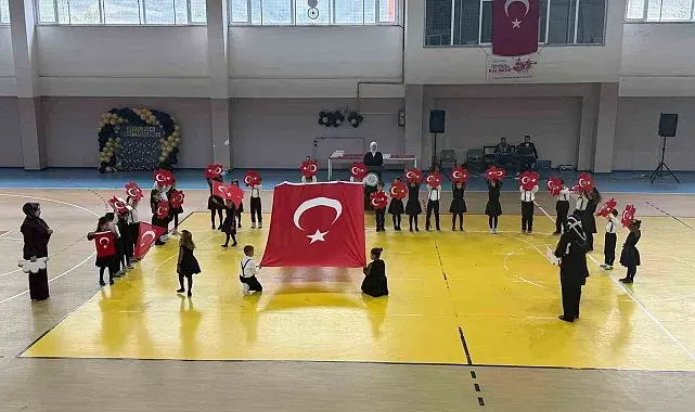 Kağızman'da okuma bayramı coşkusu: Minik öğrencilerden muhteşem gösteri