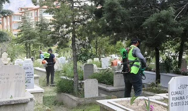 Niğde'de mezarlıklar Kurban Bayramı ziyaretlerine hazırlanıyor