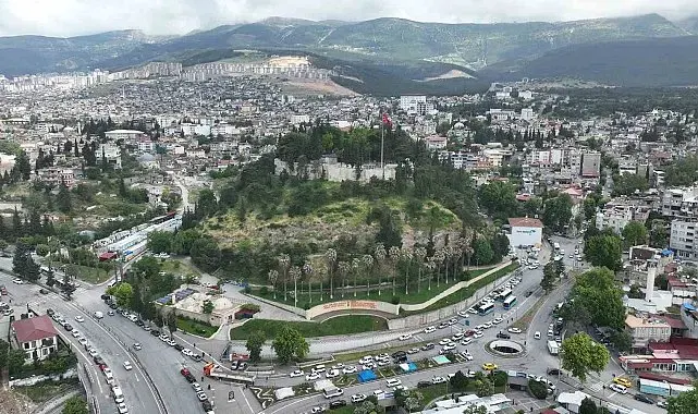 Tarihi kalede depremin izleri siliniyor