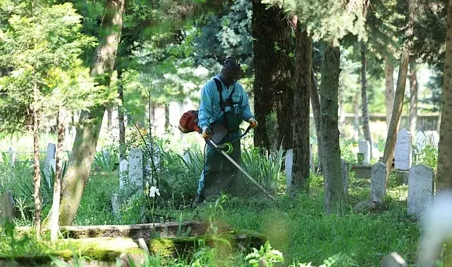 Kartepe'de mezarlık ve yeşil alanlar Kurban Bayramı'na hazırlanıyor