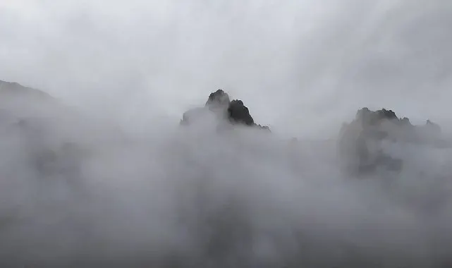 Erzincan'da sis bulutları doğayı masalsı bir görünüme bürüdü