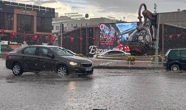 Erzincan'da sağanak nedeniyle cadde ve sokaklar su altında kaldı