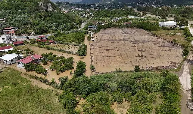 Defne'de tarım arazileri sular altında kalırken, evlerde eşyalar zarar gördü