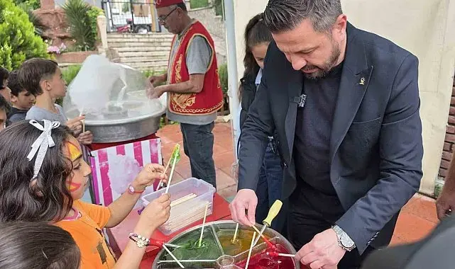 Balıkesir'de çocuklara şenlik havasında hediye yağmuru