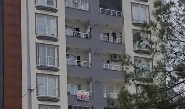 Balkondan kendini sarkıttı, ekipler harekete geçti