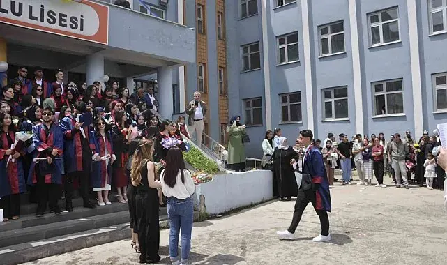 Bulanık Anadolu Lisesi'nde mezuniyet coşkusu