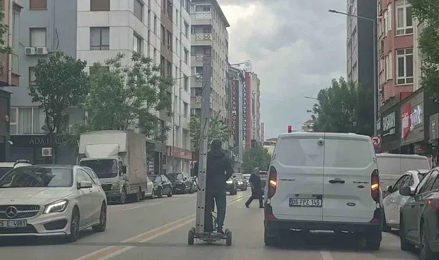 Kendinden uzun merdiveni elektrikli scooter ile taşıdı