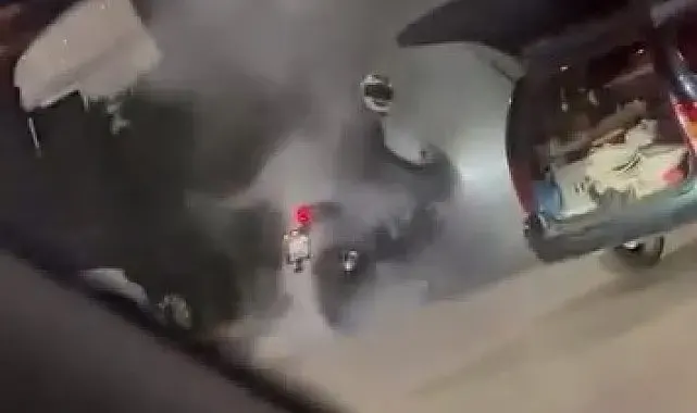 Akaryakıt istasyonu içinde lastik yakan motosiklet böyle görüntülendi