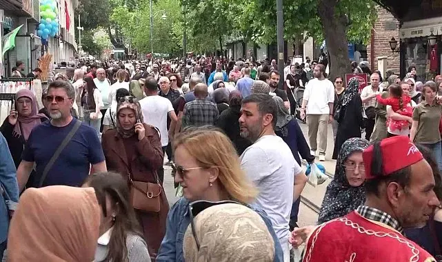 Bursa'da bayram yoğunluğu başladı: Kasapta da şekercide de hareketlilik yaşanıyor