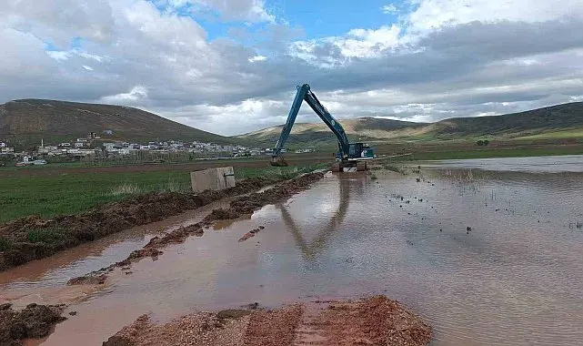 Demirözü'nde debisi yükselen derelerde çalışma başlatıldı