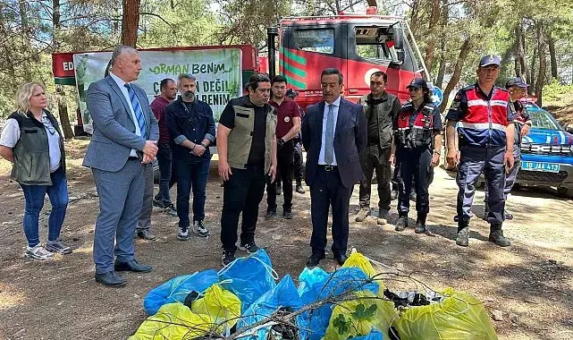 Burhaniye'de orman yangınlarına karşı ormanda çöp toplama etkinliği yapıldı