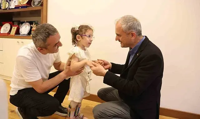 Çayırova Belediyesinden serebral palsi hastası Lina'ya fizik tedavi desteği