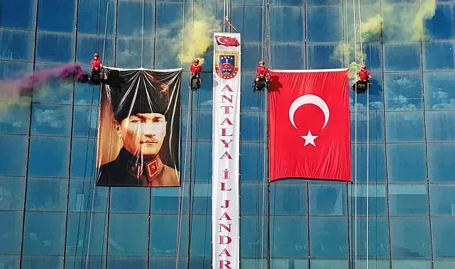 Antalya'da JAK timi, halatla sarktıkları 64 metre yükseklikte Türk bayrağı açtı